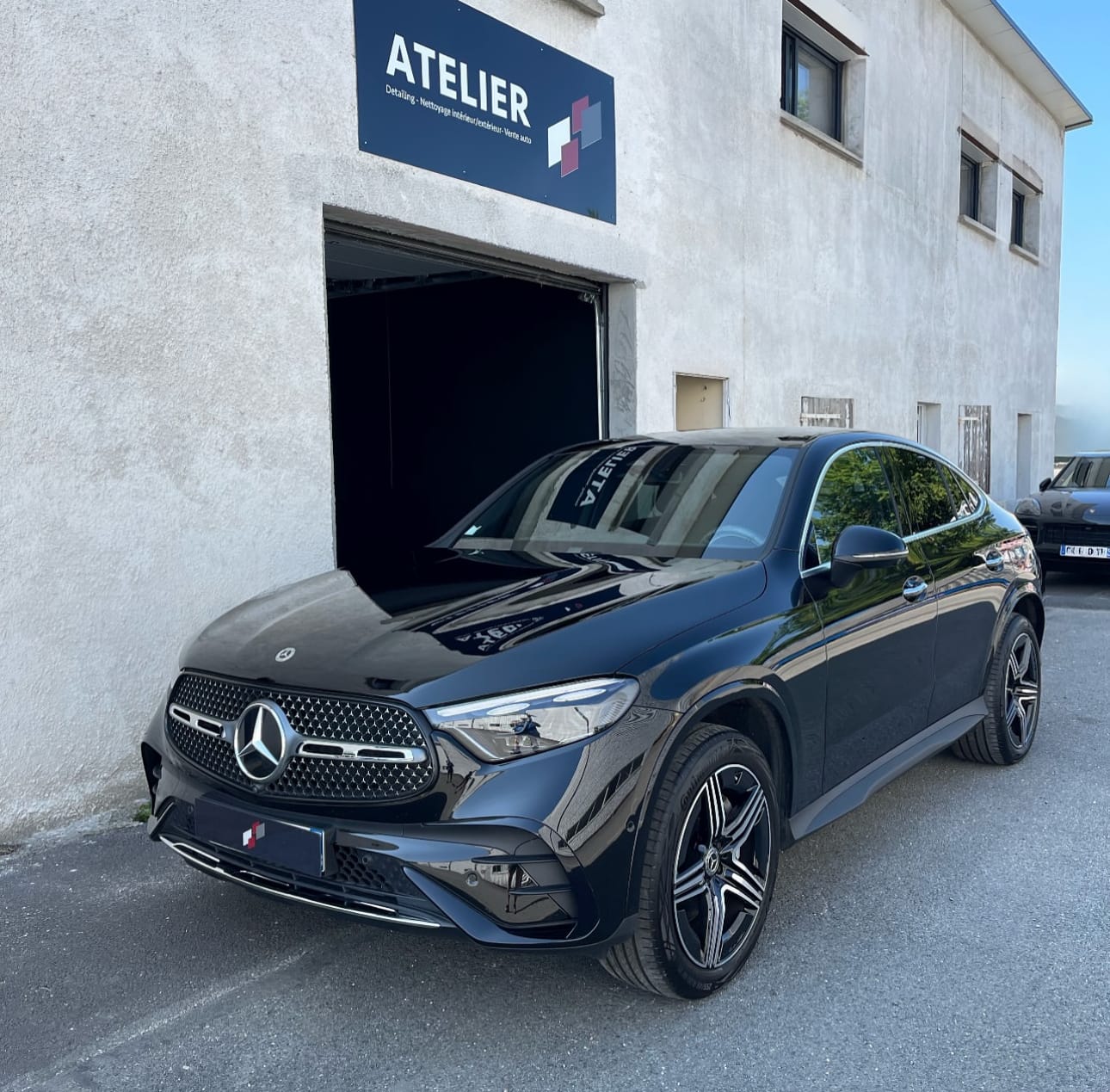 Detailing complet Mercedes GLC Coupé noir devant l'atelier à Sadirac