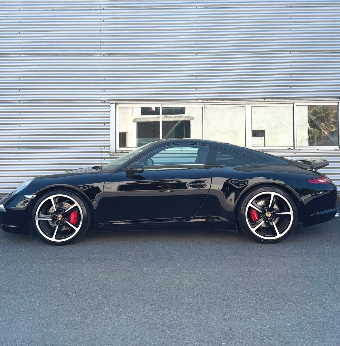 Polissage et protection céramique sur Porsche 911 Carrera S noire à Bordeaux
