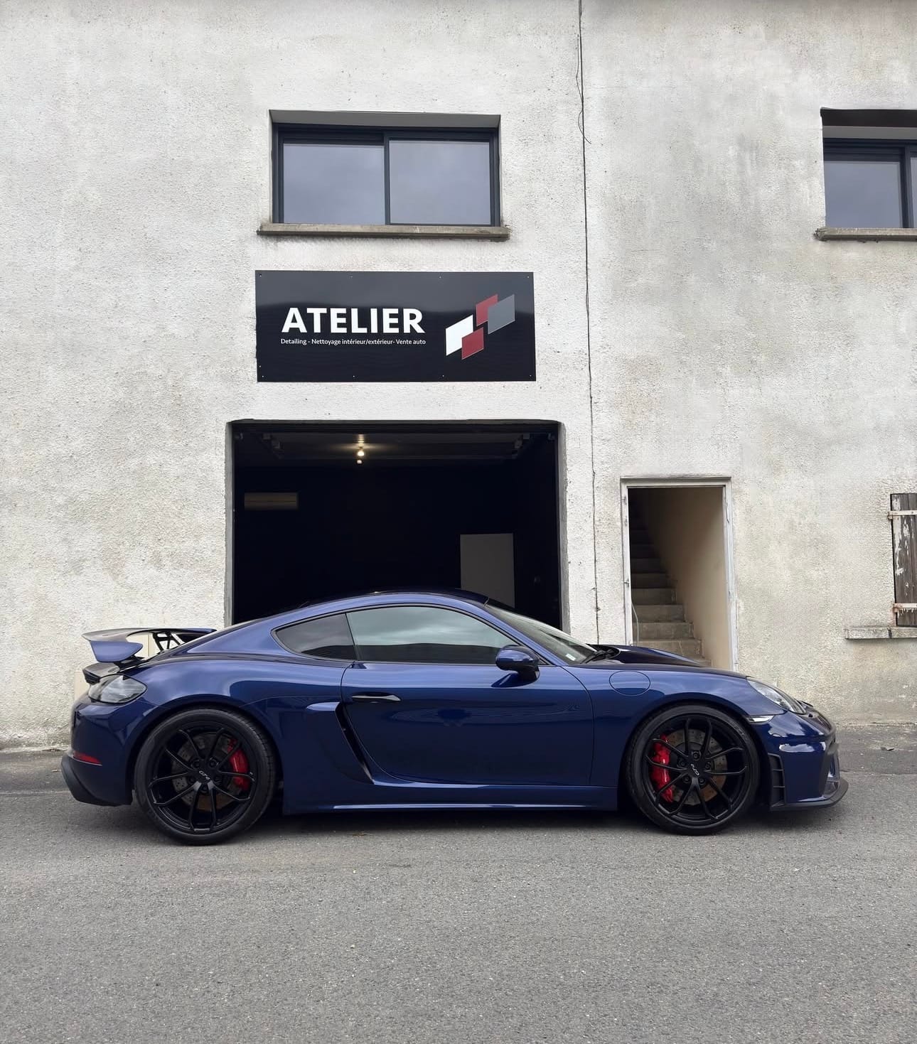 Traitement céramique sur Porsche Cayman GT4 bleue devant l'atelier Initial Detailing à Sadirac