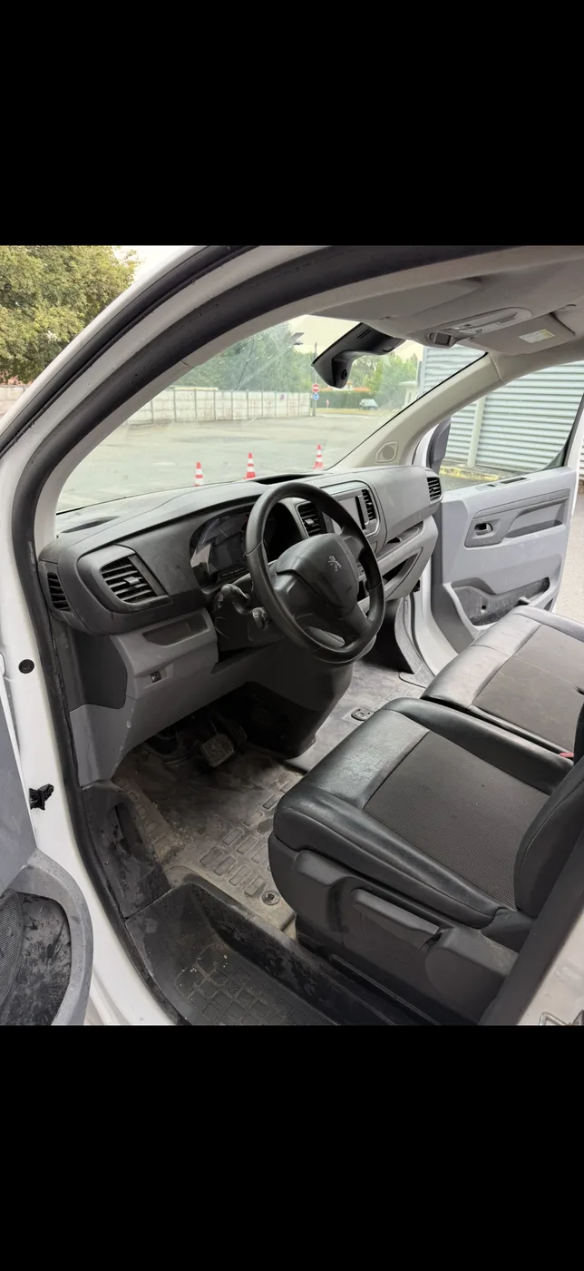 Cabine utilitaire avant et apres nettoyage - avant